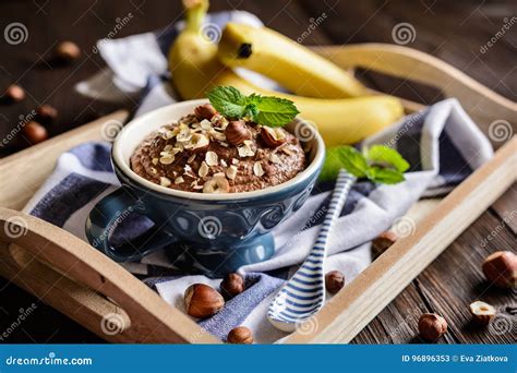 Porridge Della Farina D Avena Con La Banana La Nocciola Il Cioccolato