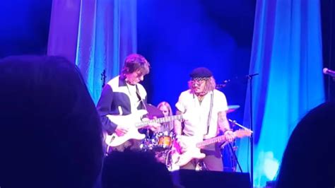 Video Johnny Depp Sorprendió Con Show Musical Mientras Espera