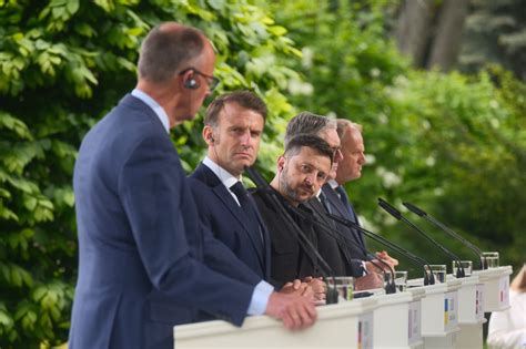 Europeans face tough questions ahead of Zelenskyy-Trump meeting | Euractiv