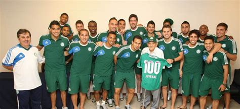 Torcedor quase centenário do Verdão realiza sonho e conhece jogadores