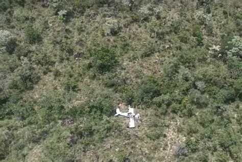 Avião de pequeno porte cai em área de vegetação no oeste da Bahia três