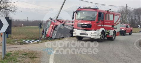 San Giusto Canavese Camion Finisce Fuori Strada E Si Ribalta Sulla