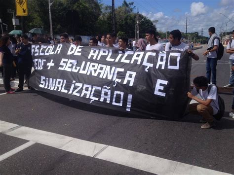 Alunos Interditam Trecho Da Avenida Perimetral Em Protesto Contra