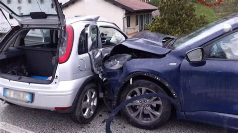 Scontro Tra Auto Due Feriti Una Donna Estratta Dalle Lamiere Nordest