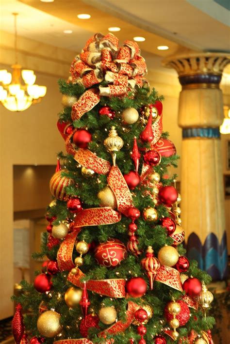 Decorated Red And Gold Christmas Tree Decoomo