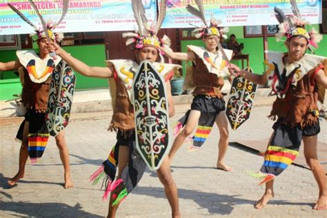 16+ Pakaian Adat Dayak Laki & Perempuan (NAMA & PENJELASAN)