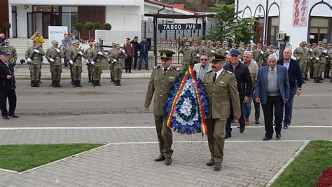 Militarii bârlãdeni felicitati de copii preoti bârlãdeni si zeci de