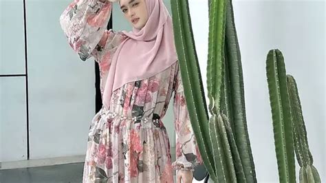 6 Potret Inara Rusli Kenakan Pakaian Berwarna Pink Terlihat Girly Dan Memukau Entertainment