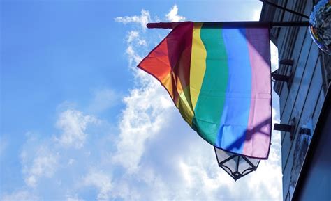 Orgullo Arco Iris Lgbt Bandera Gay Ondeando En El Fondo Del Cielo Foto Premium