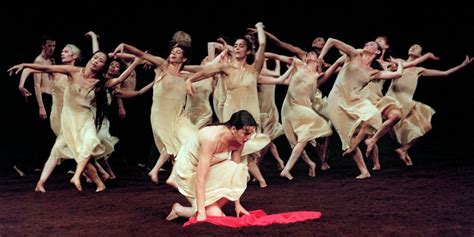 Fr Hlingsopfer Rite Of Spring Dance Evening By Pina Bausch Music Igor