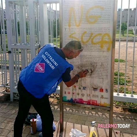 Vandali Imbrattano Il Cartello All Esterno Del Palazzo Della Zisa