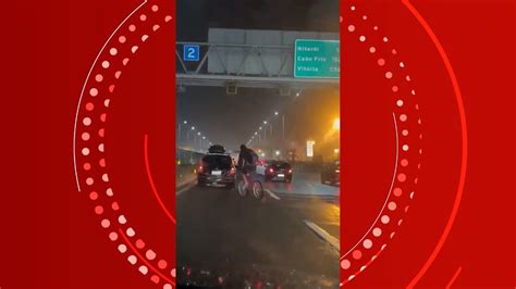 Vídeo Ciclista é flagrado na Ponte Rio Niterói em noite de chuva Rio