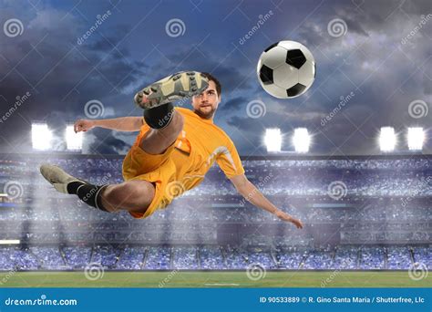 Jogador De Futebol Que Retrocede A Bola No Meio Do Ar Imagem De Stock