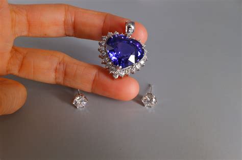 21ct Tanzanite Sweetheart Diamond Pendant 18k | Gem Gardener