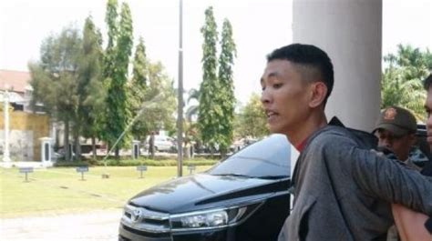 Aksi Nekat Pecah Kaca Mobil Di Kantor Walikota Cilegon Orang Ditangkap