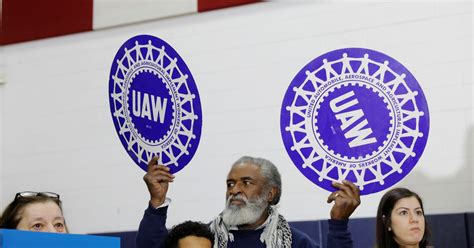 UAW membership fell 3.3% in 2023 to 370,000 workers | Reuters