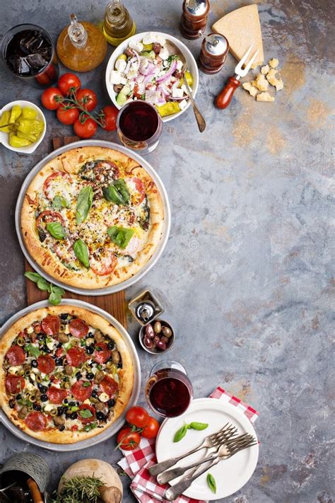 Pizza De Margherita Y De Salchichones Con Albahaca Foto De Archivo