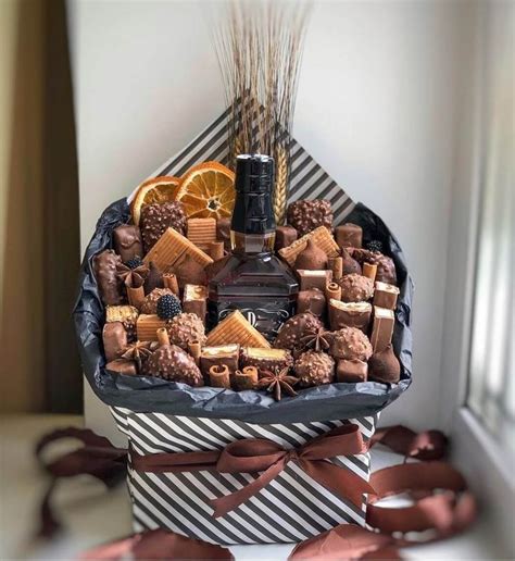 Мужской букет из шоколада и коньяка | Food bouquet, Diy christmas gifts ...