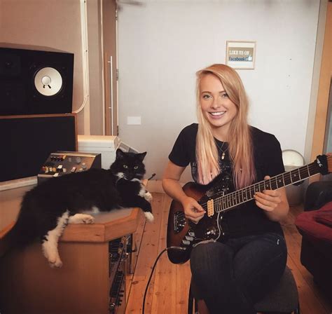 Who Is Sophie Lloyd Meet Machine Gun Kellys Guitarist