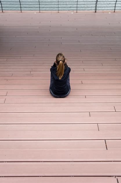 Premium Photo Sporty Woman Resting On The Stairs Outdoors