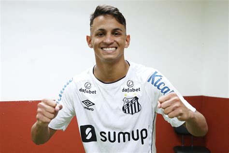 Patati comemora contrato renovado o Santos e lembra pênalti