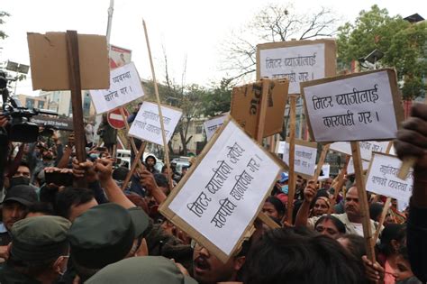 मिटर ब्याज पीडितको प्रदर्शन सहुलियत दरमा ऋण उपलब्ध गराउन माग Dcnepal