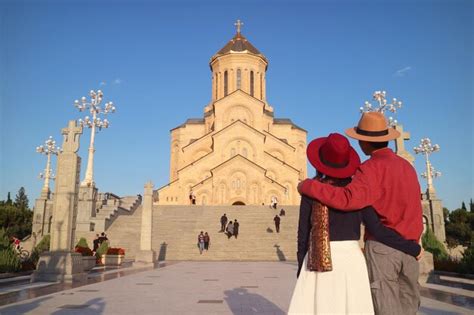 Pareja Visitando La Catedral De La Sant Sima Trinidad De Tbilisi