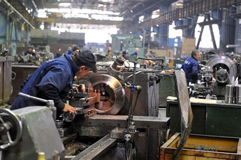 România a avut cea mai mică scădere a producţiei industriale din UE în