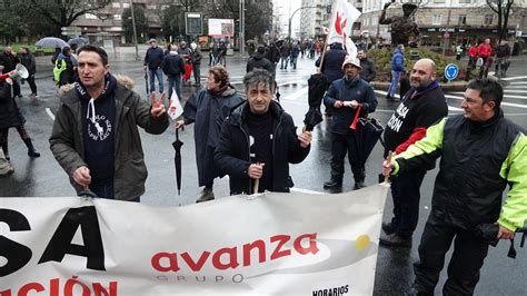 Los Trabajadores De Vitrasa Vuelven A La Calle Tras Rechazar La