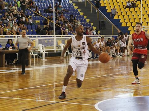 Basquete masculino de Araraquara joga no Gigantão neste domingo