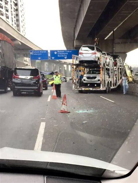 Pasca Kecelakaan Maut Di Km Tol Jakarta Cikampek Jalur Kedua Arah