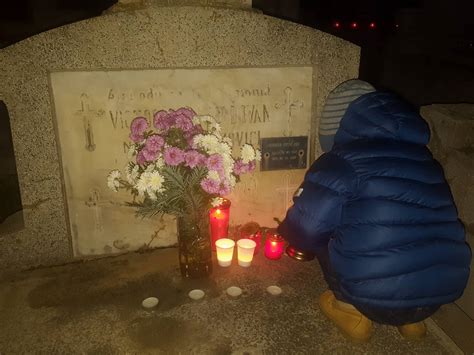 Cimitirile pline de lumini și flori 1 noiembrie Ziua Morților