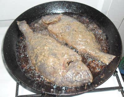 Poisson frit aux légumes verts