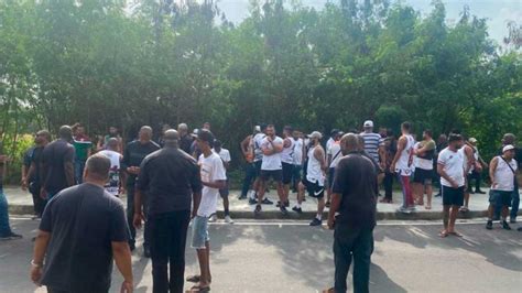 Torcedores Do Fluminense Realizam Protesto No Ct Carlos Castilho Veja