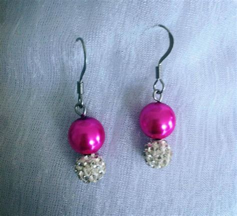 Boucles d oreilles perles nacrées fuchsia et perles strass cristal