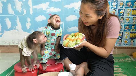 Mimi Kuku Duo Eats Vegetable Rolls While Talking To Mom Youtube