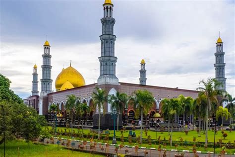 Kemegahan Masjid Kubah Emas Tempat Ibadah Sekaligus Wisata Religi Yang