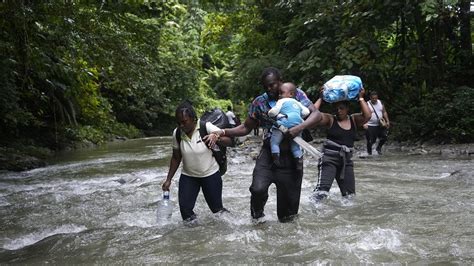 Miles de personas cruzan la selva panameña del Darién rumbo a una vida