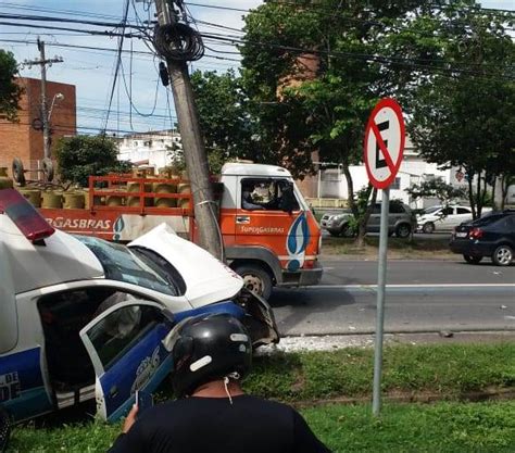 Ambul Ncia Perde O Controle Colide Poste E Deixa Quatro Feridos