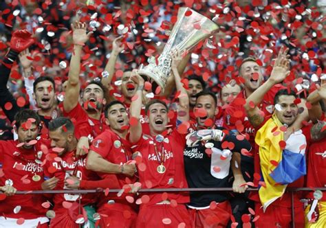 Las Imágenes De La Celebración Del Sevilla En Varsovia Foto 2