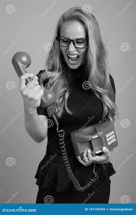 Jeune Femme Daffaires Aux Lunettes En Noir Et Blanc Image Stock