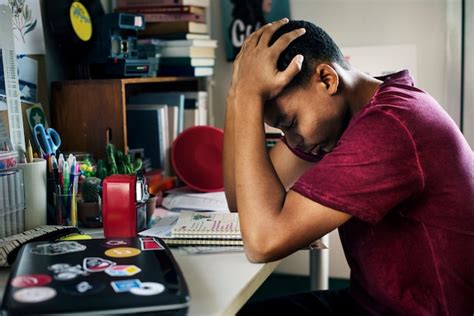 Adolescente Em Um Quarto Fazendo Trabalho Estressado E Frustrado Foto