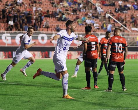 Paysandu anuncia renovação de contrato zagueiro Yeferson Quintana