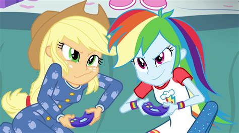 Obraz Rainbow Dash And Applejack Playing A Video Game Eg2png