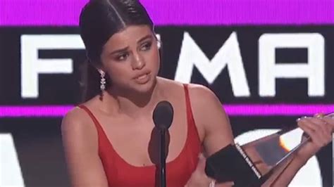 Selena Gomez Reaparece En La Alfombra Roja De Los American Music Awards