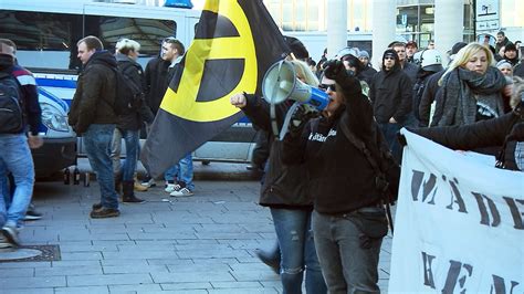 Neonazis Hooligans Und Wutb Rger Auf Pegidademo In K Ln Der Spiegel