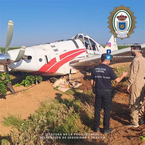 Una Avioneta Aterriza De Emergencia En Un Campo De Carmona Sevilla Al Sufrir Un Fallo De Motor