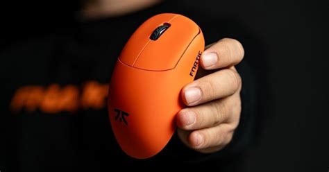 【fnaticカラーが 】4kドングルを標準同梱したエルゴノミクスゲーミングマウス「fnatic X Lamzu Thorn 4k