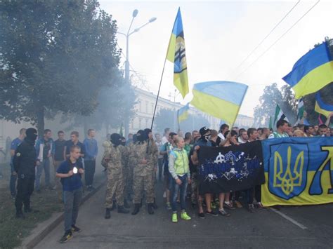 У Полтаві тисяча людей заспівали разом пісню про Путіна відео Фото