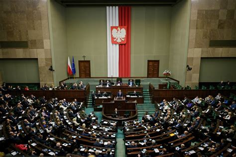 Najnowszy sondaż Spadek poparcia dla PiS zaskakujący wynik